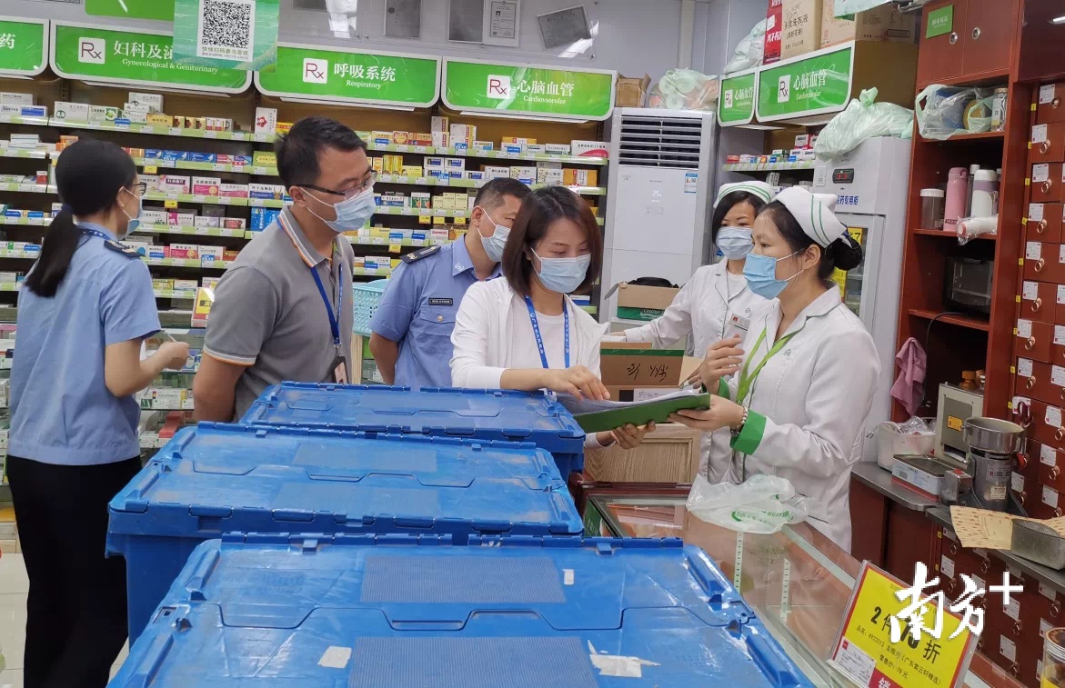 疫情期间,佛山市场监管部门工作人员检查药店等市场主体价格行为.