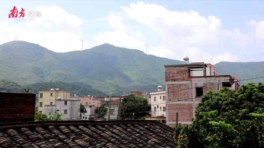 "5月30日上午,茂名高州新垌镇长流村留守儿童小芬(化名)的家热闹了