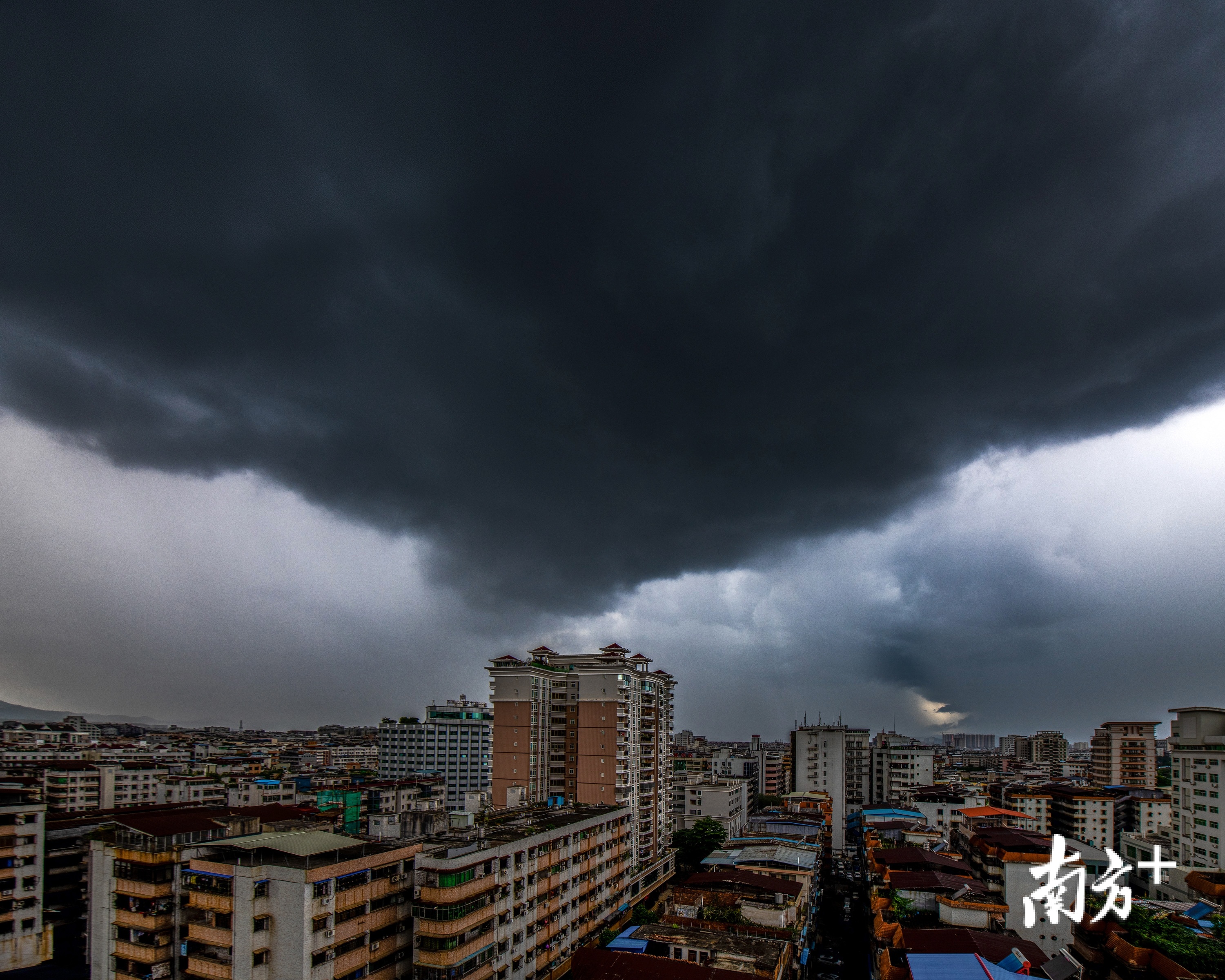 图集|梅州摄影师拍下天空"泼水"场景