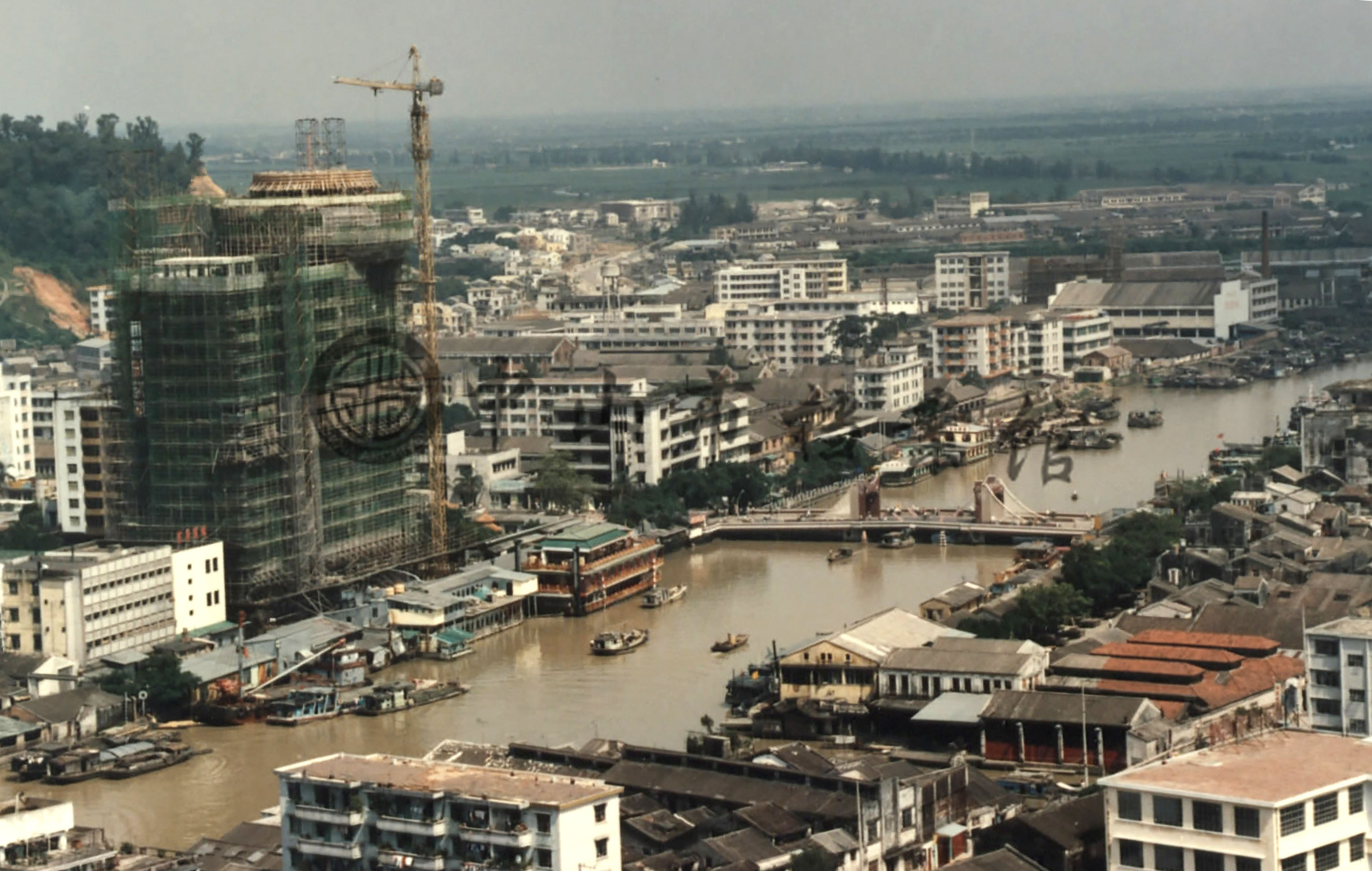 20世纪80年代的岐江河及建设中的富华酒店.