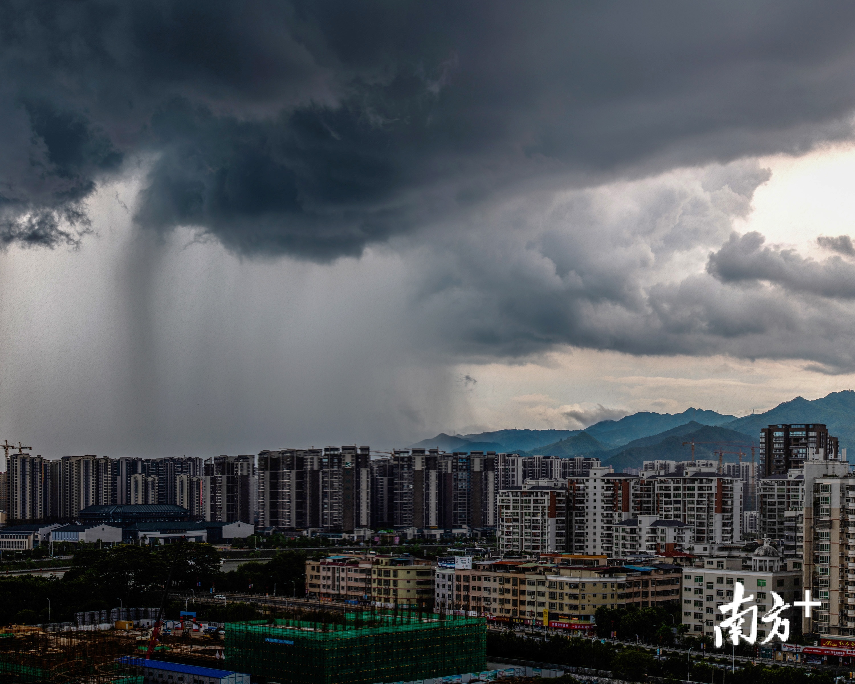 图集|梅州摄影师拍下天空"泼水"场景