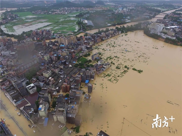 汤塘镇区遭受洪水侵袭,当地受灾严重.