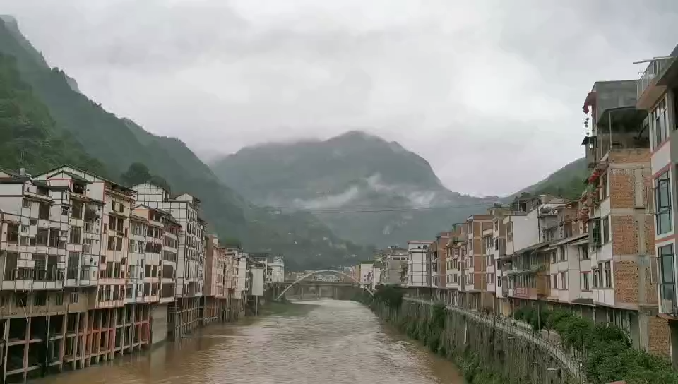 云南第三位的彝良县今年正式退出贫困县序列,这与千里之外的黄江镇密