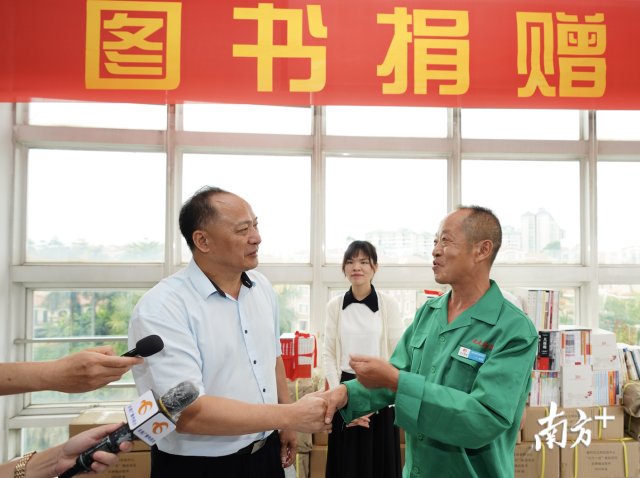 广东省文明办副主任吴祖清勉励吴桂春带动更多人爱上阅读 广东省文明办副主任吴祖清勉励吴桂春带动更多人爱上阅读