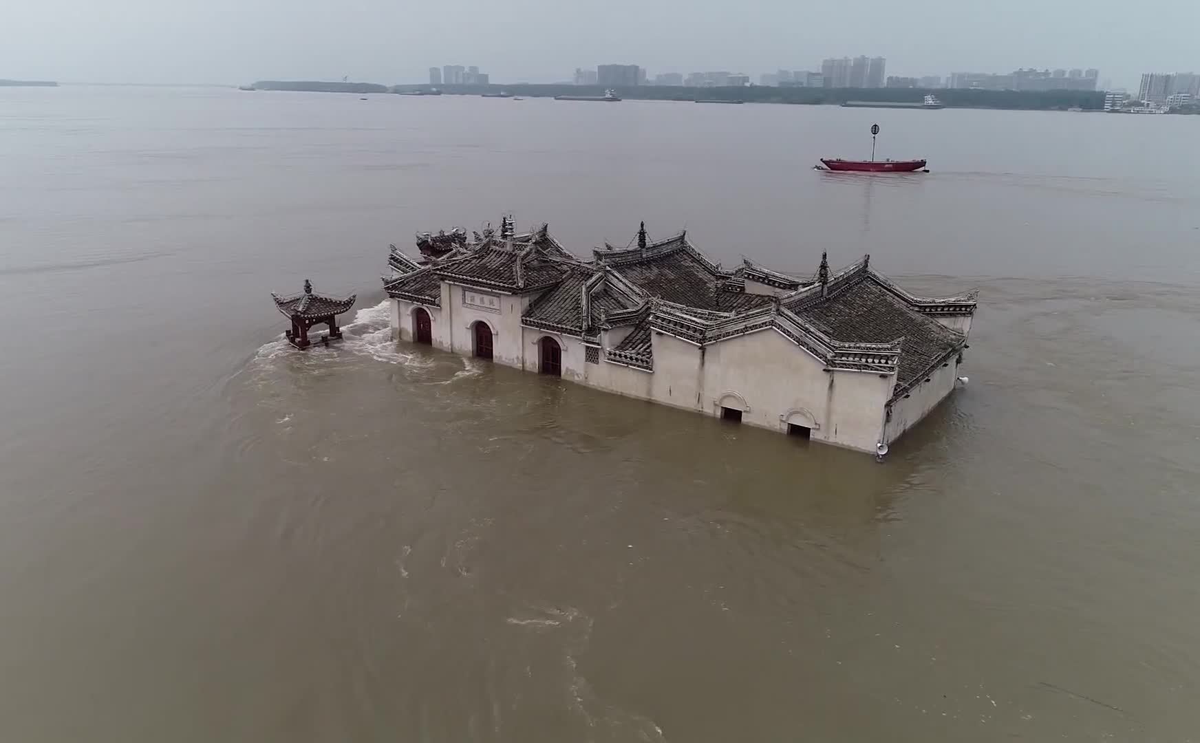 湖北鄂州观音阁被淹没大半仍屹立不倒,网友称其为"阁"坚强_长江_湖北