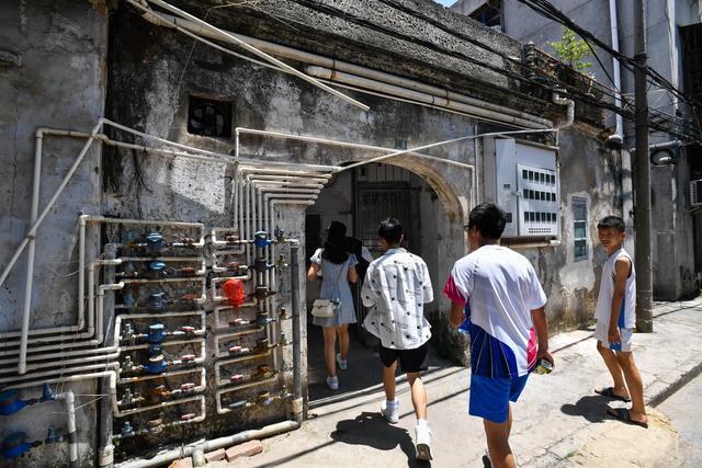 7月18日,游客在网剧《隐秘的角落》一处取景地游览.