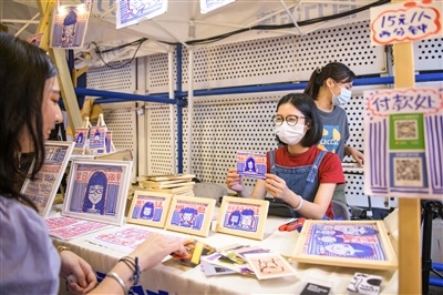 广州“98后”夜摊主：丹心寄期待，妙手绘百态