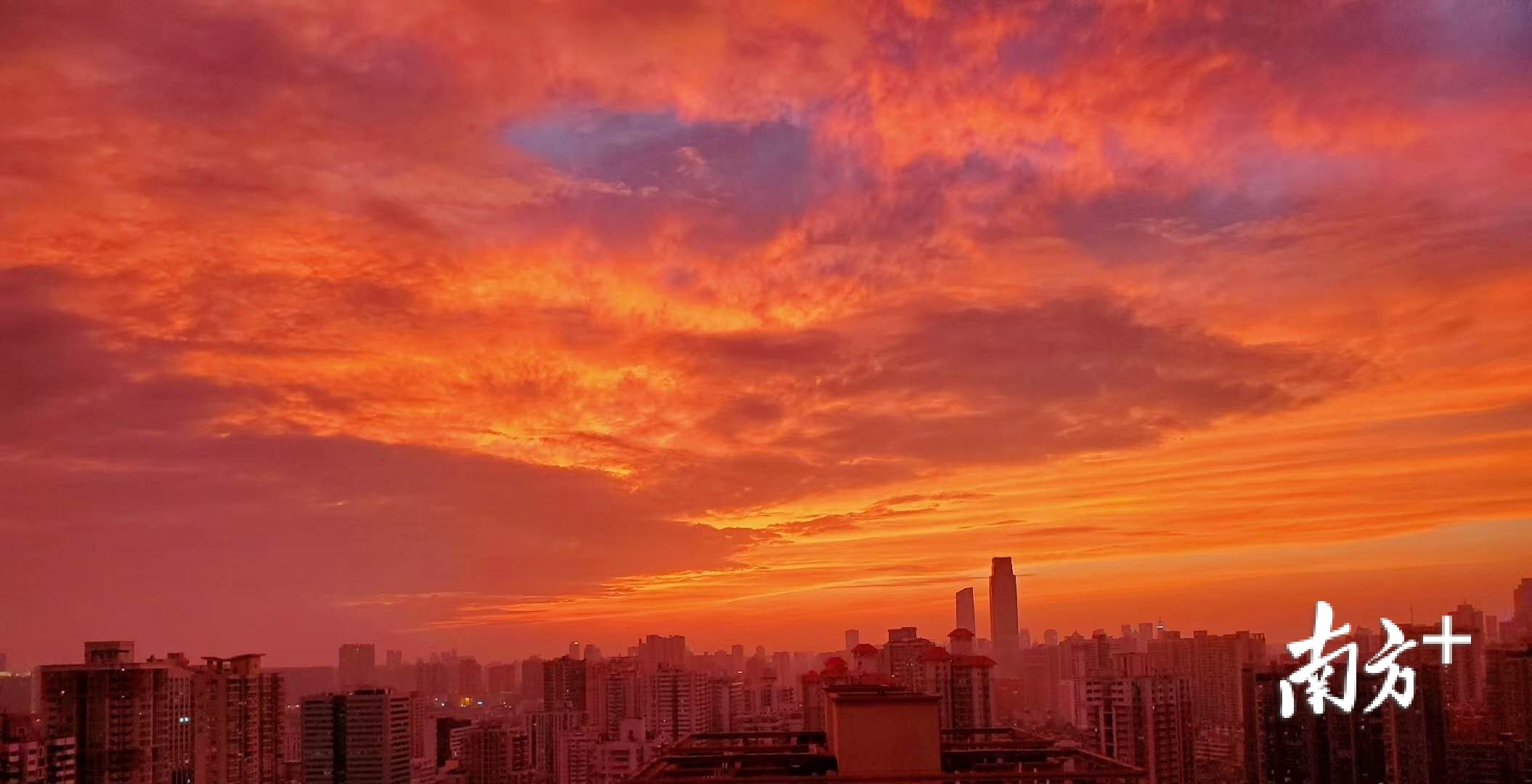 23日,"霜降"节气.傍晚,广州城市上空被红色的晚霞映照,绚丽无比.