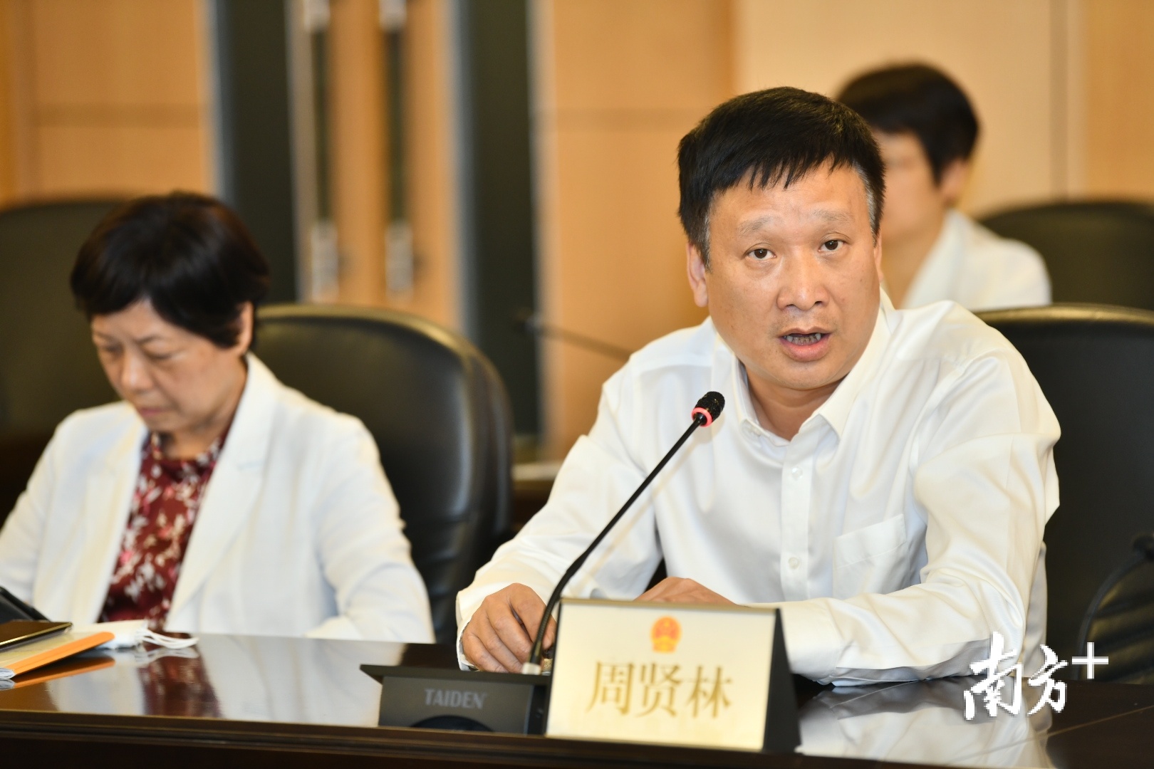 审议会上,顺德区人大常委会委员周贤林发言.