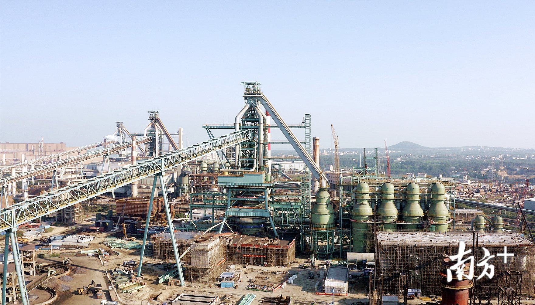 宝钢湛江钢铁3号高炉计划今年7月建成投产,建成后年新增铁水402万吨