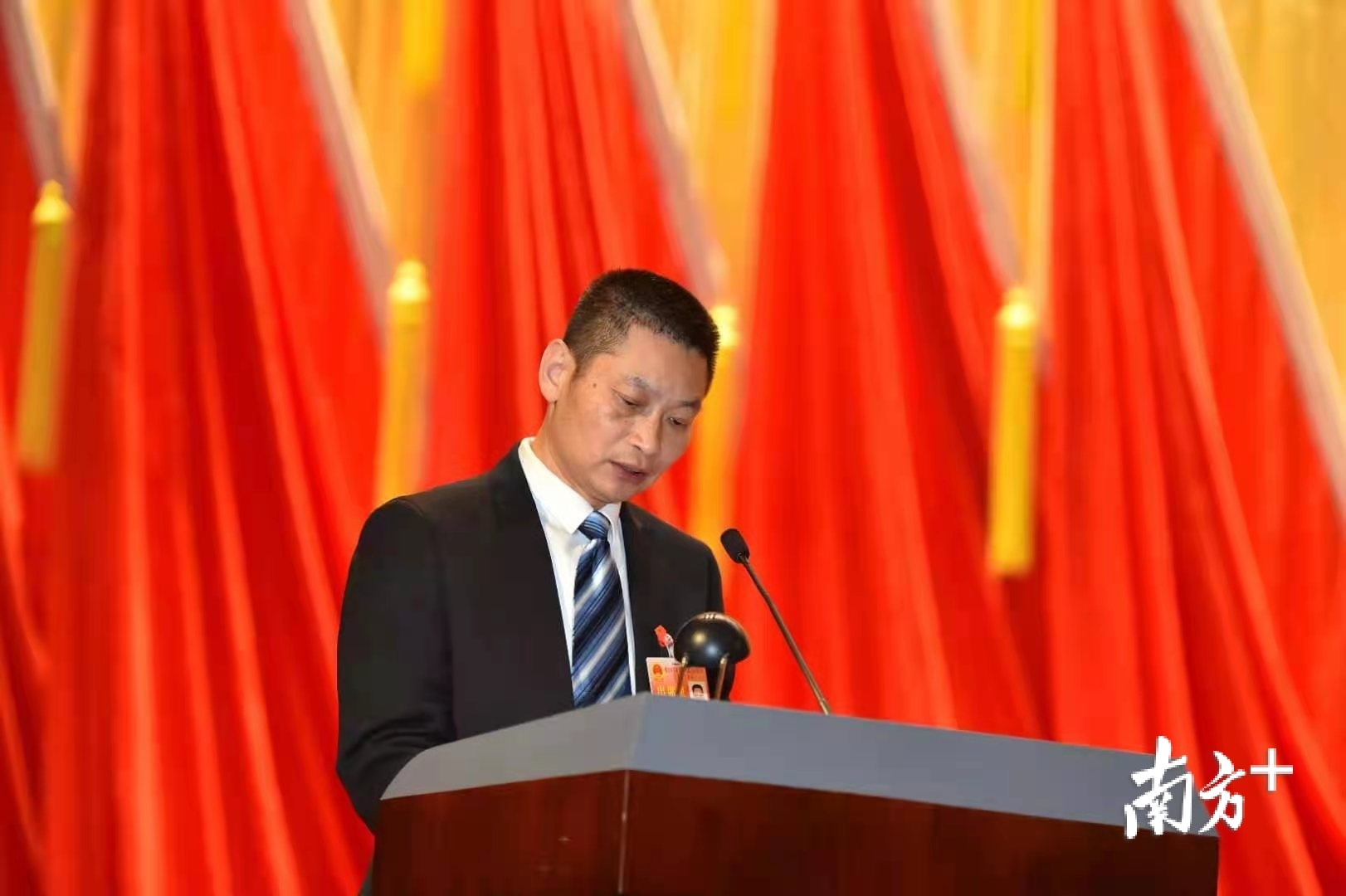 三水区十六届人大六次会议开幕,李军作政府工作报告