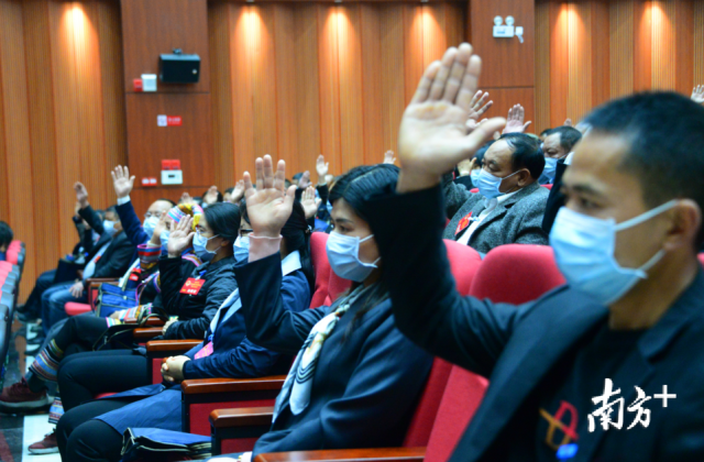 连州市人大代表就大会各项报告决议进行举手表决.黄津 摄