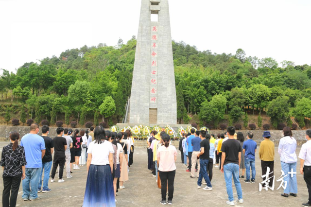 英德市人民医院党委在英德革命烈士陵园举办缅怀先烈,学习党史,爱国