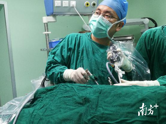 蔡松旺为患者手术中。
