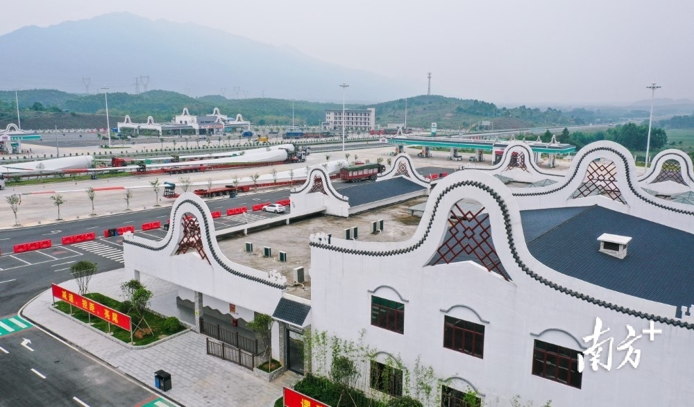 汕湛高速清远服务区.曾亮超 摄