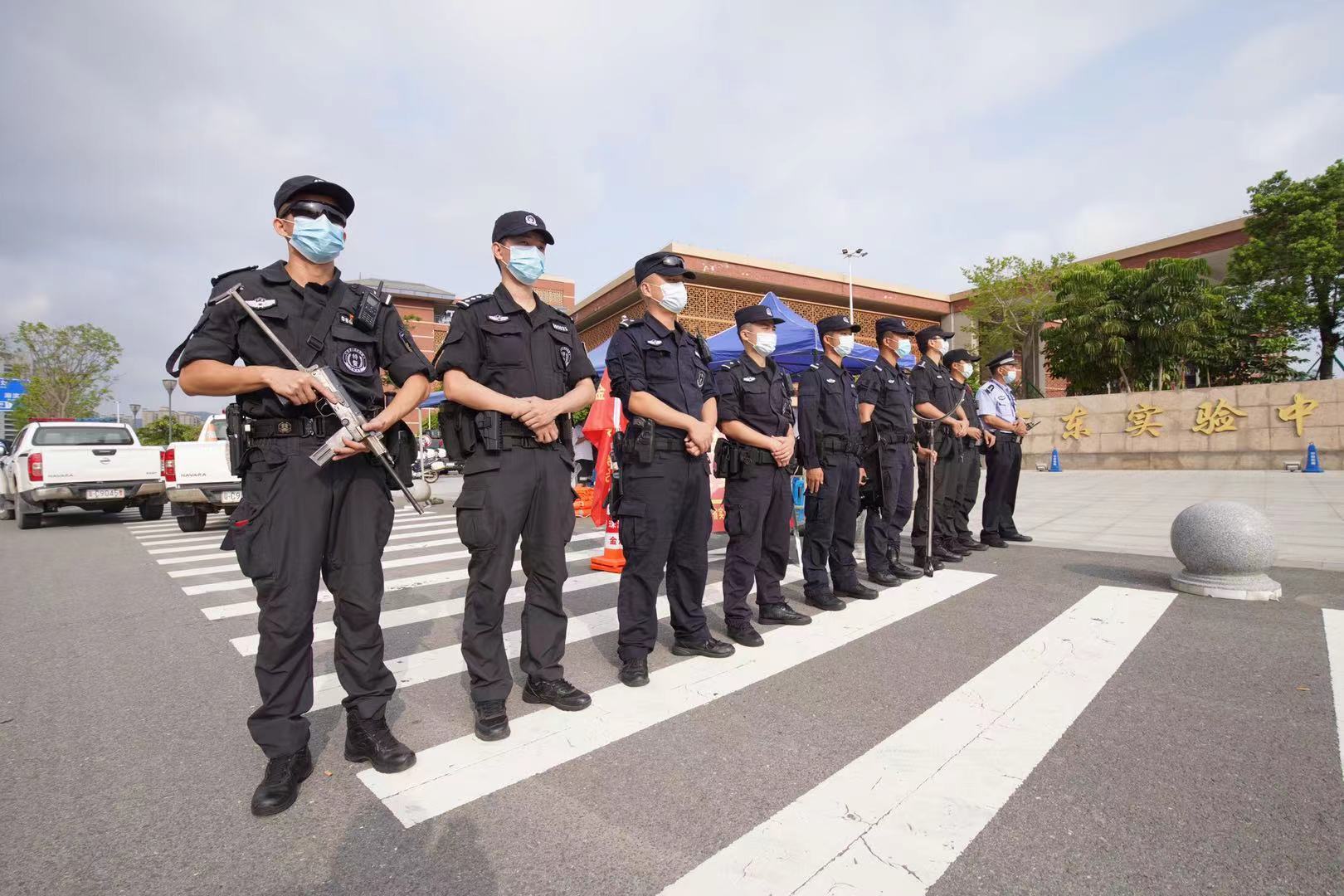 金湾交警大队12位警员在省实金湾学校考点,负责交通疏导,禁止车辆鸣