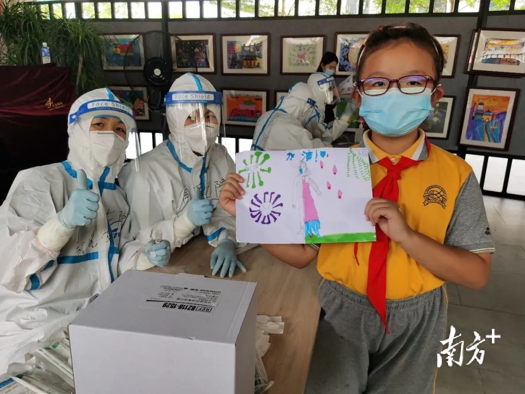 佛山南海小学生这一鞠躬,感动核酸采样医护人员