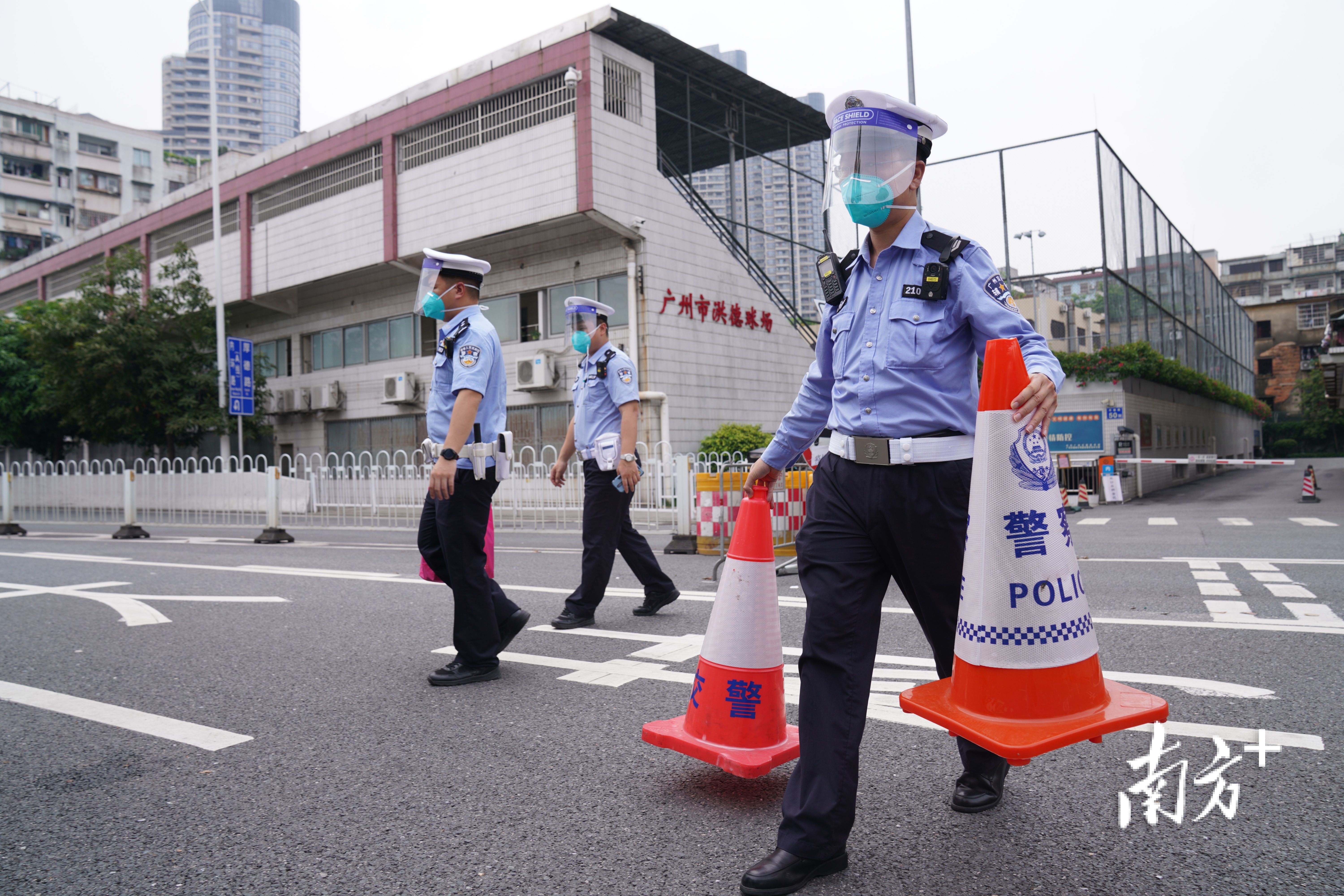 洲头咀隧道解封,警察将路障从马路中间移开,车辆可以正常驶入隧道.