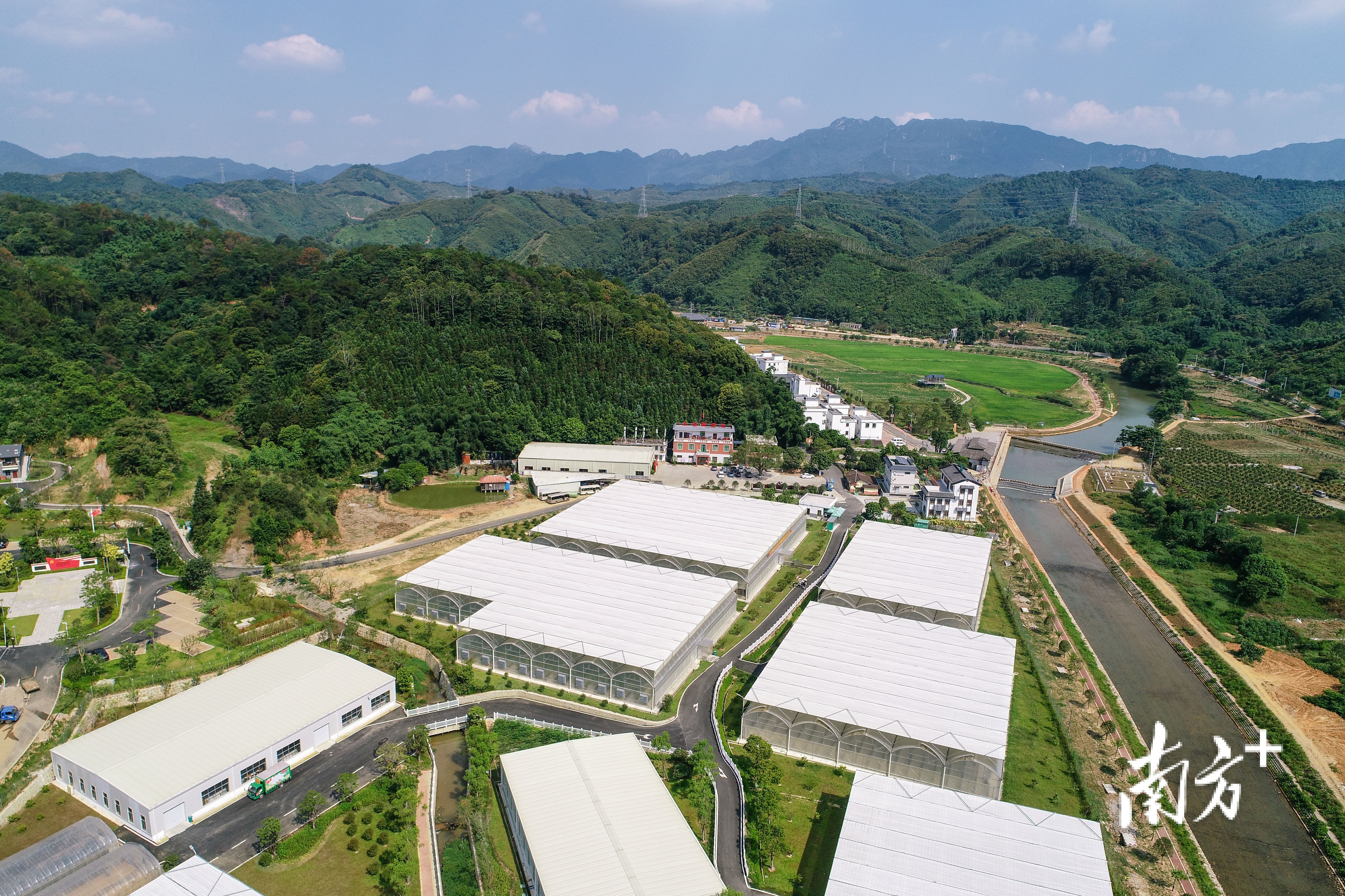 28日"清远市人民政府"正式挂牌,市政府办公地点设在原清远县的凤苑内