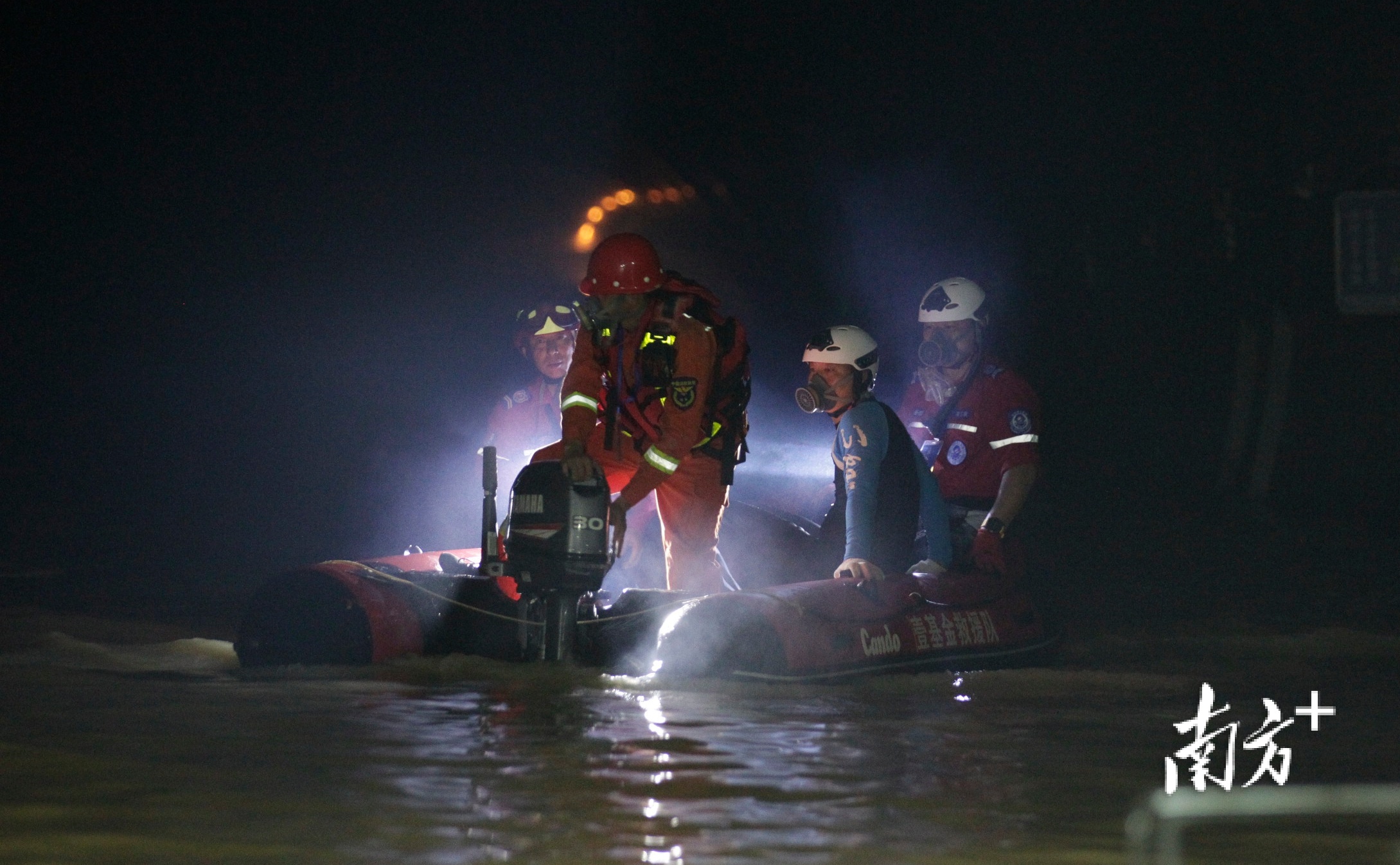 能见度低潜水员靠手摸索搜救珠海石景山隧道透水事故新进展