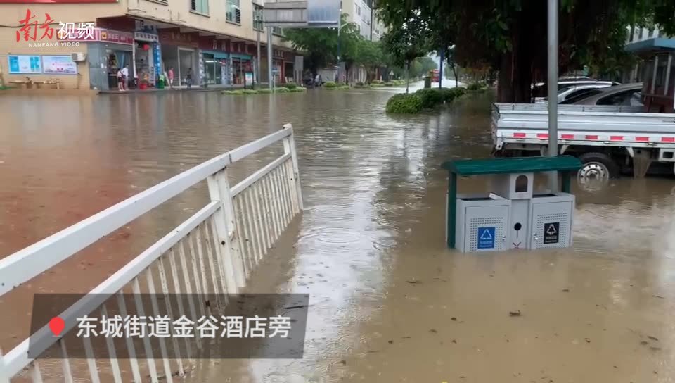 直击清远暴雨:路面水深及腰,有人路边捡鱼,未来几天还需注意.