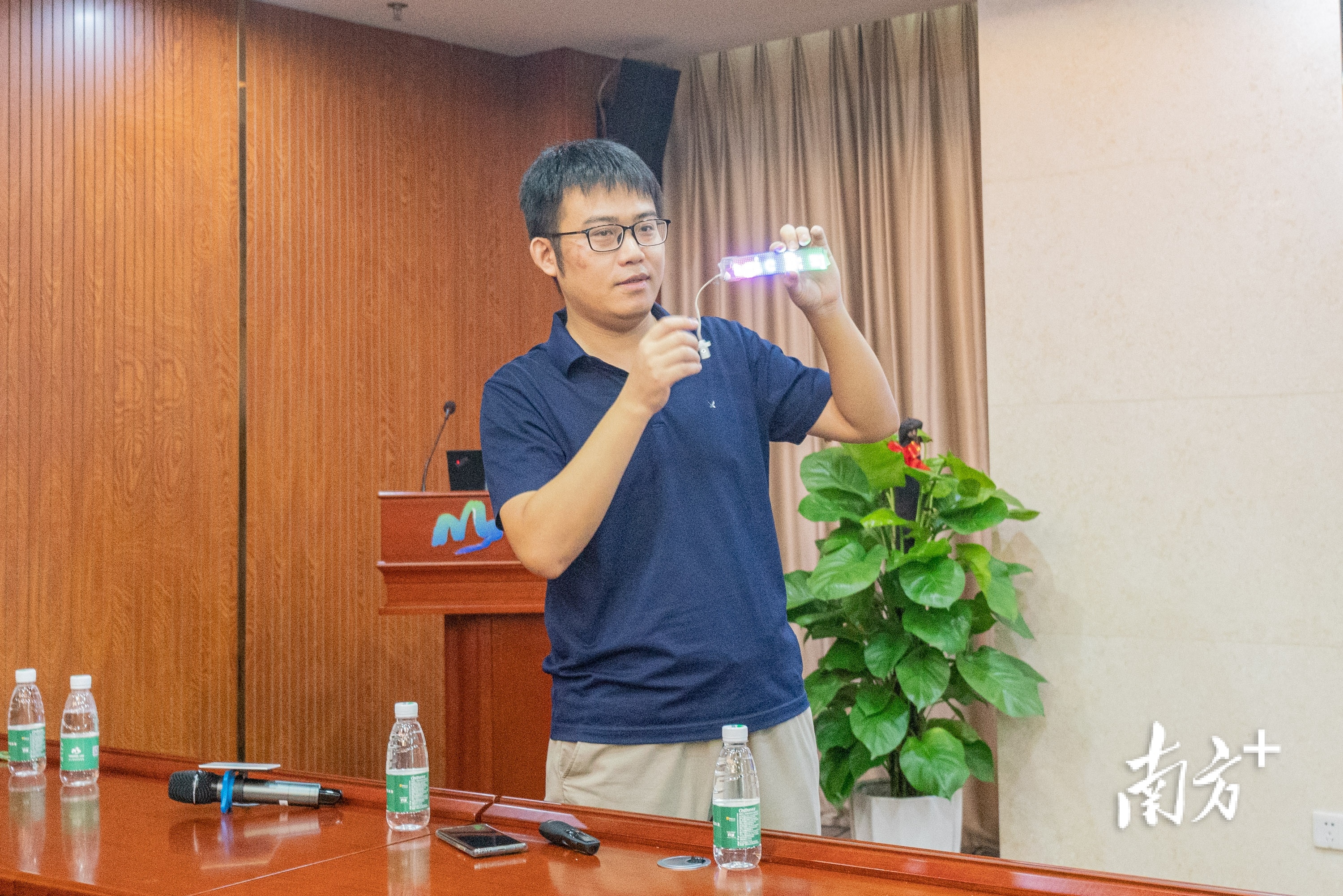 柔性及锌基电池团队副研究员李洪飞