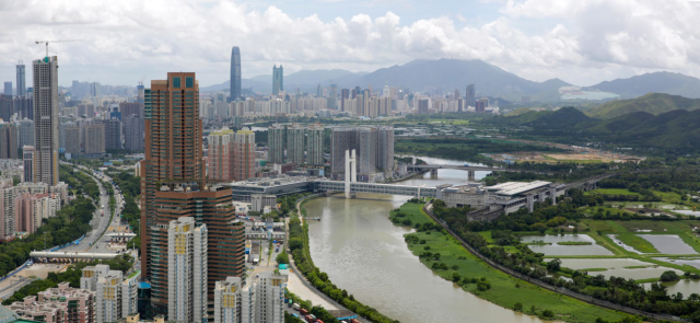 从深圳河看深港两地,图为河套深港科技创新合作区正在加紧建设.