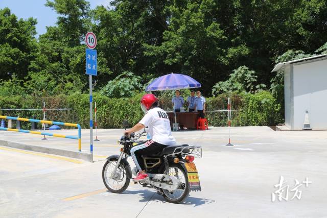 学员正在进行摩托车驾驶证考试 受访者供图