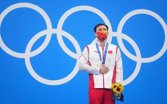 2021年8月3日,东京奥运会,谢思埸在颁奖仪式上.图源:新华社