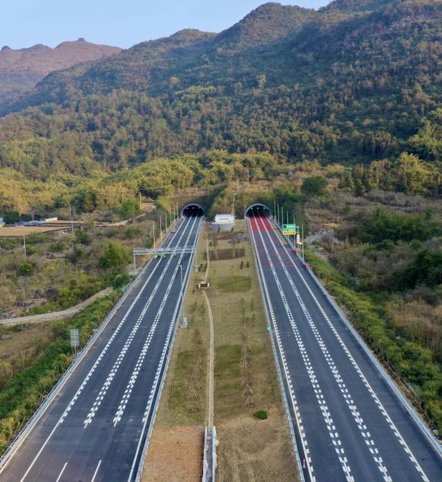 通过曹家坌枢纽互通完成与许广高速(桂武段)高速互通转换功能,经黄沙