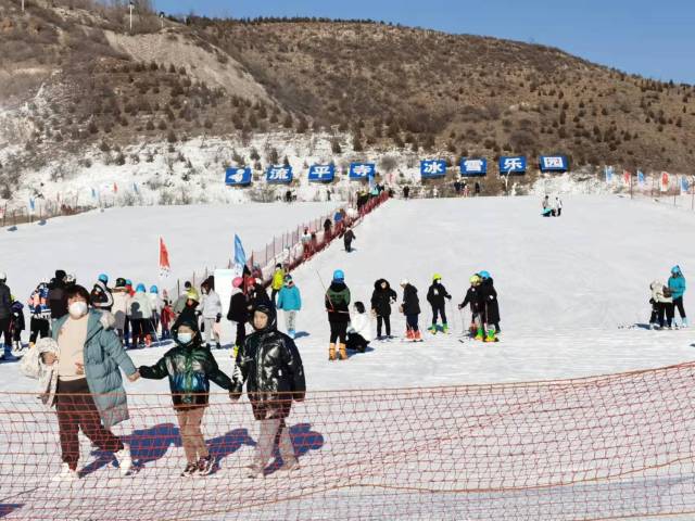 农时种地冬季滑雪张家口有个两栖冰雪乐园