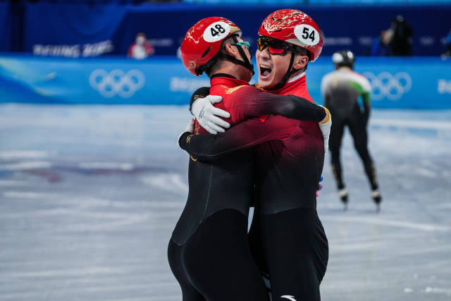 祝贺任子威李文龙摘得短道速滑男子1000米金银牌