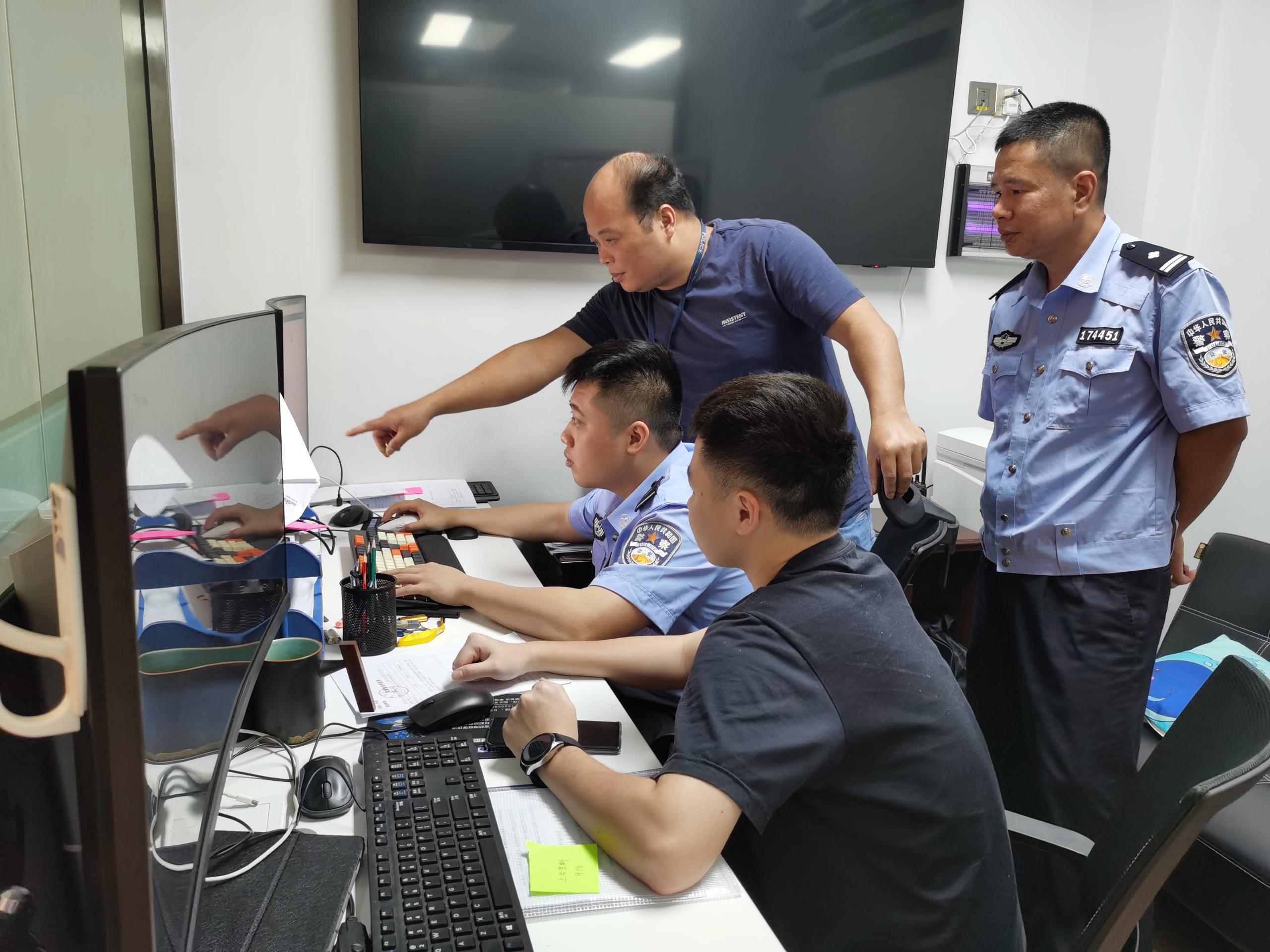 "在合成作战中心里,恩平市公安局网警大队民警许俊的身影经常忙碌到