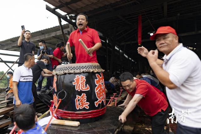 随着大鼓擂动与齐声呐喊,新"东坡号"正式骏水.