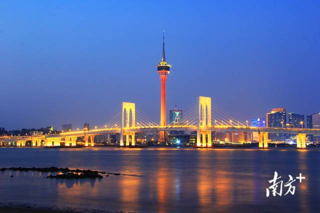 9月14日,夜幕降临,澳门旅游塔与澳门西湾大桥完美融合,流光溢彩.
