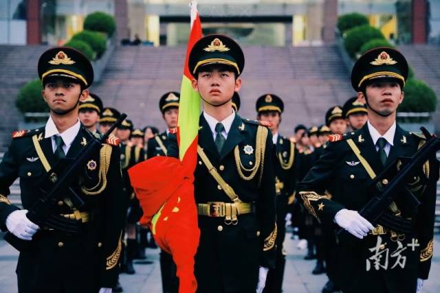 "从方阵队员成长为国旗护卫队的队长和擎旗手,2020级学生杨哲说,守护