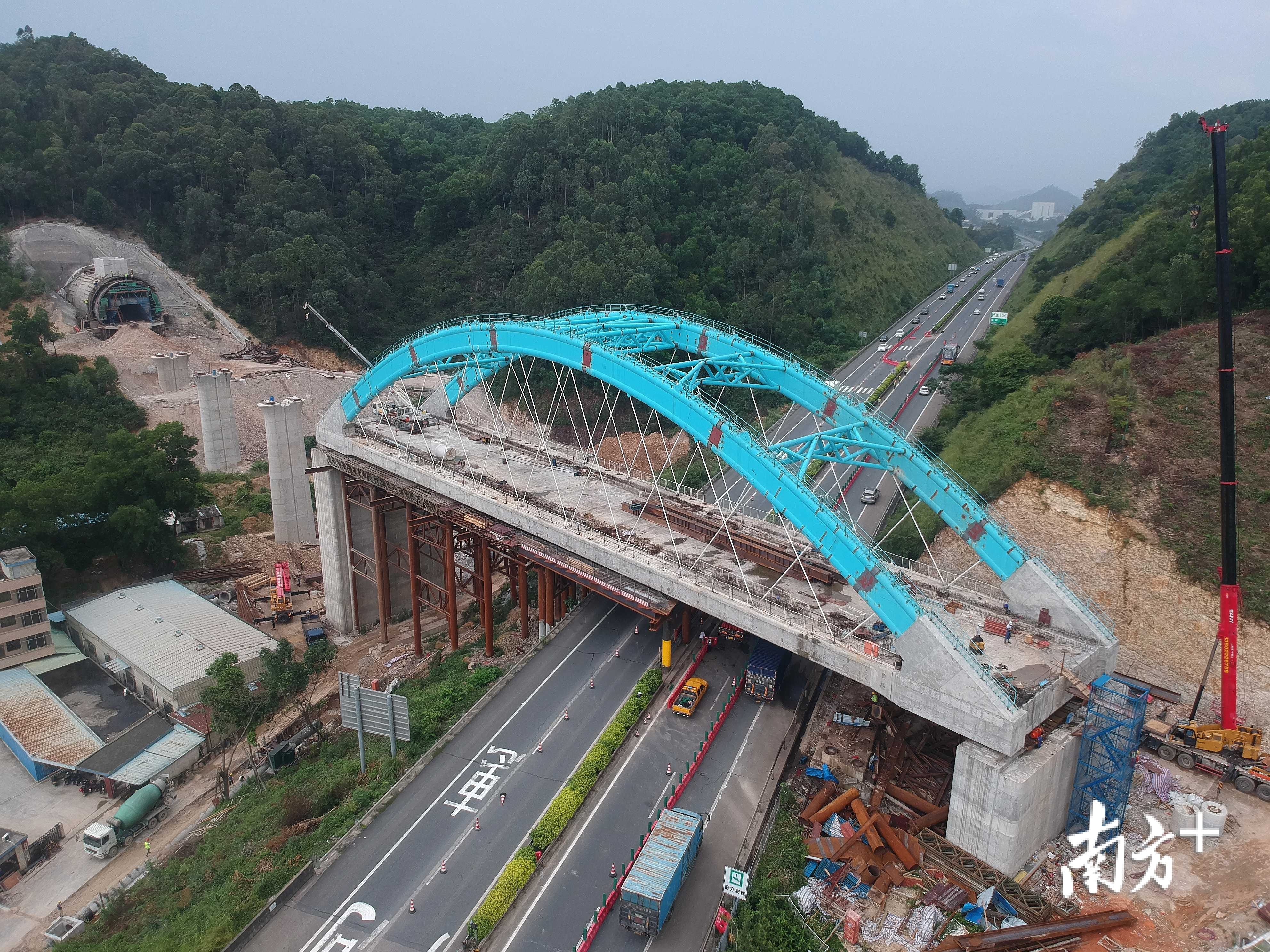 建设中的赣深高铁跨广惠高速小金口特大桥.
