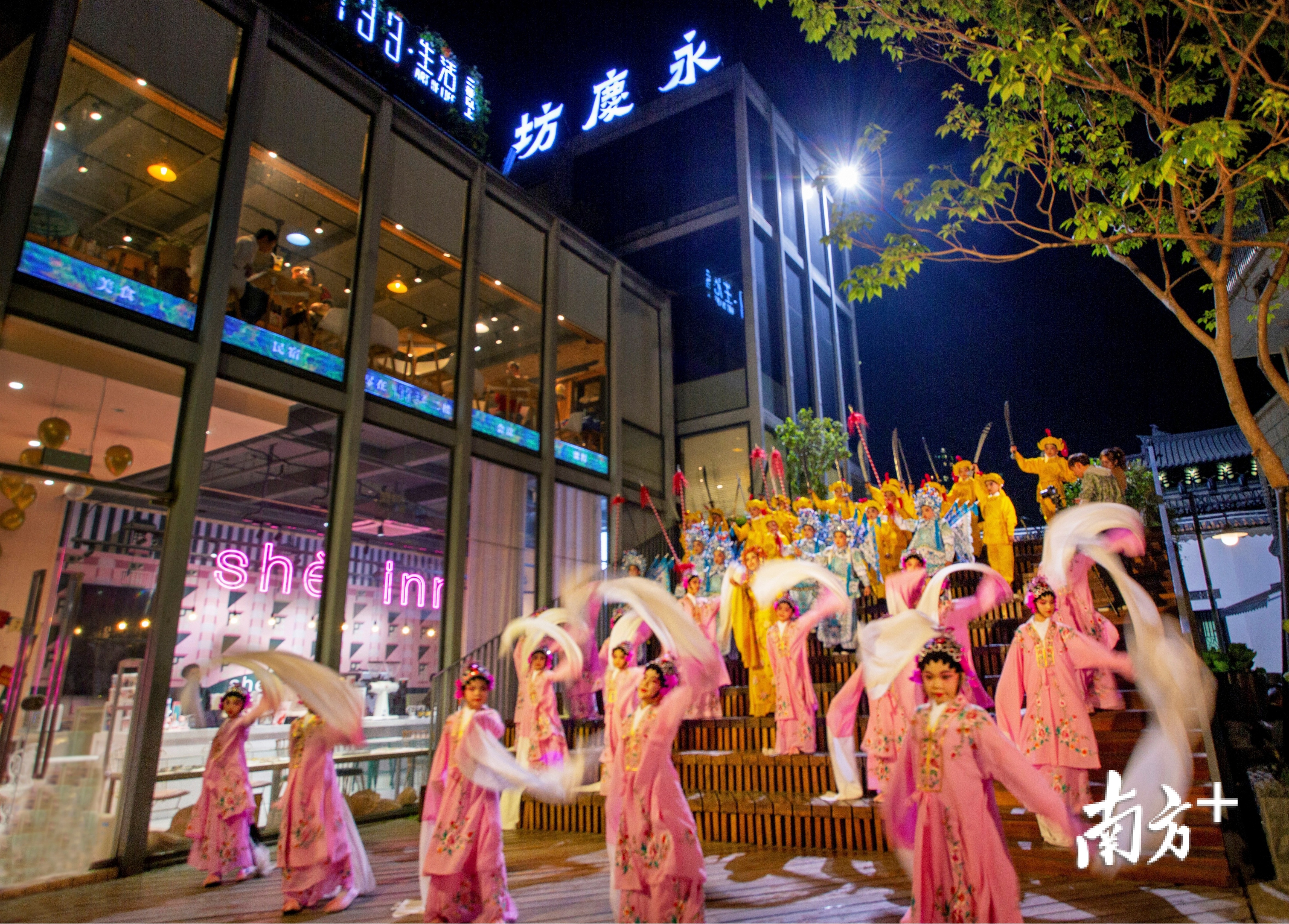 7月12日,粤剧学校的学生们,在永庆坊表演传统粤剧粤剧有了传承人
