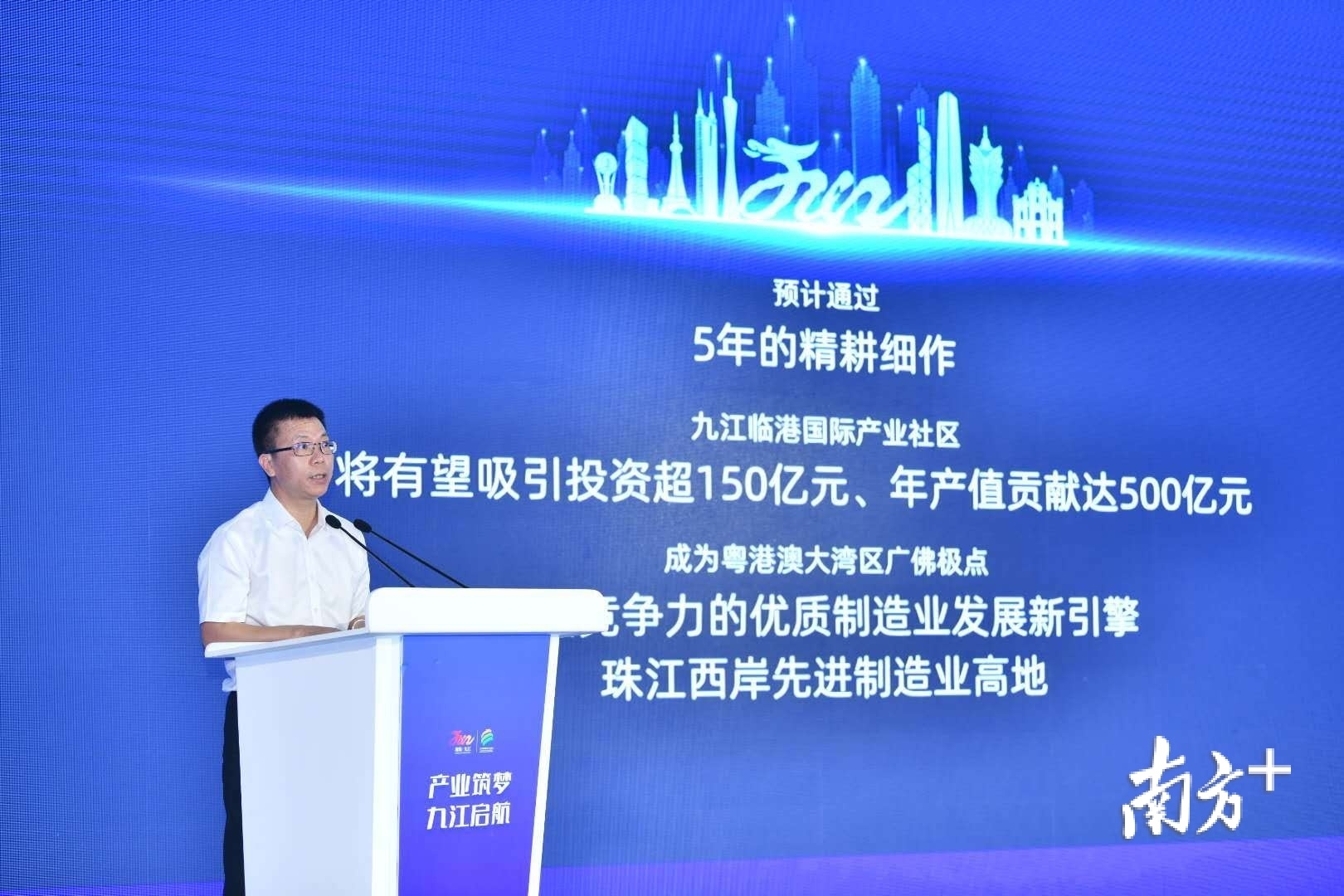 九江镇镇长张厚祥在推介九江投资环境。戴嘉信 摄