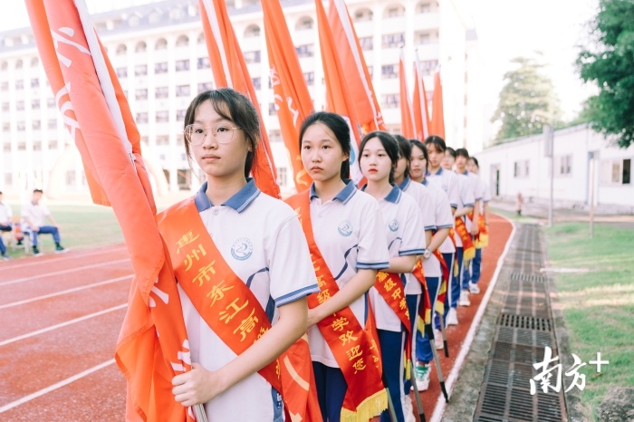 东江高级中学校服图片