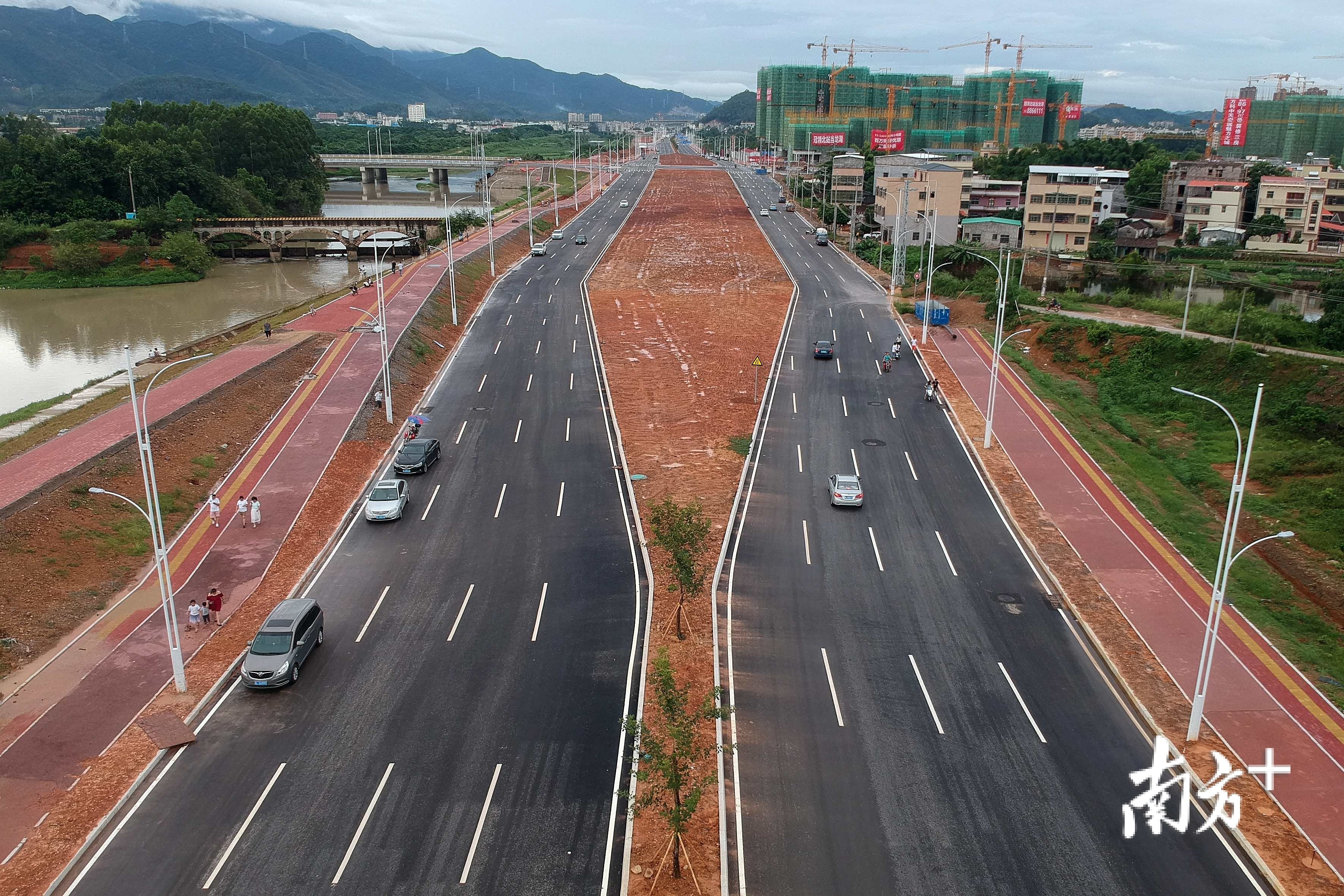 惠州小金河大道与倚山路、柏岗路路口收窄，双向八车道变六车道 南方日报记者 梁维春 摄