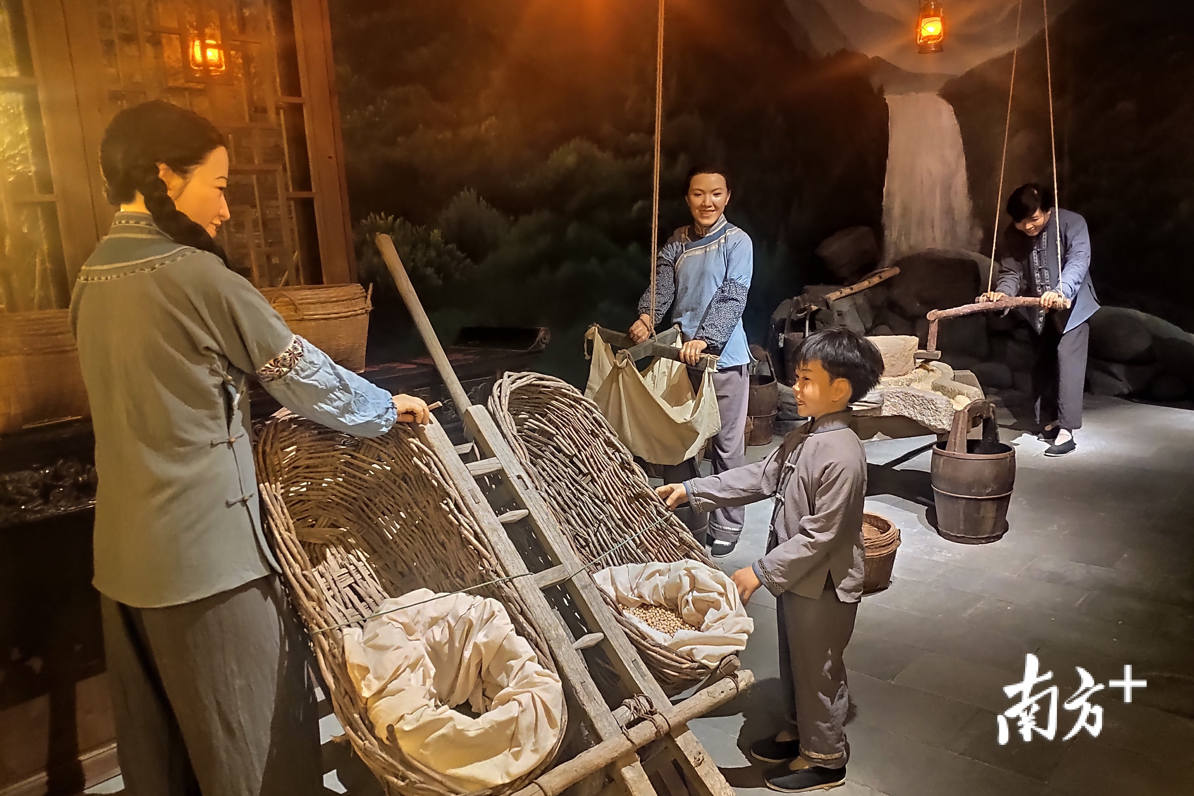 展示馆内通过雕塑与传统物品展示客家风土民情 南方日报记者 梁维春 摄