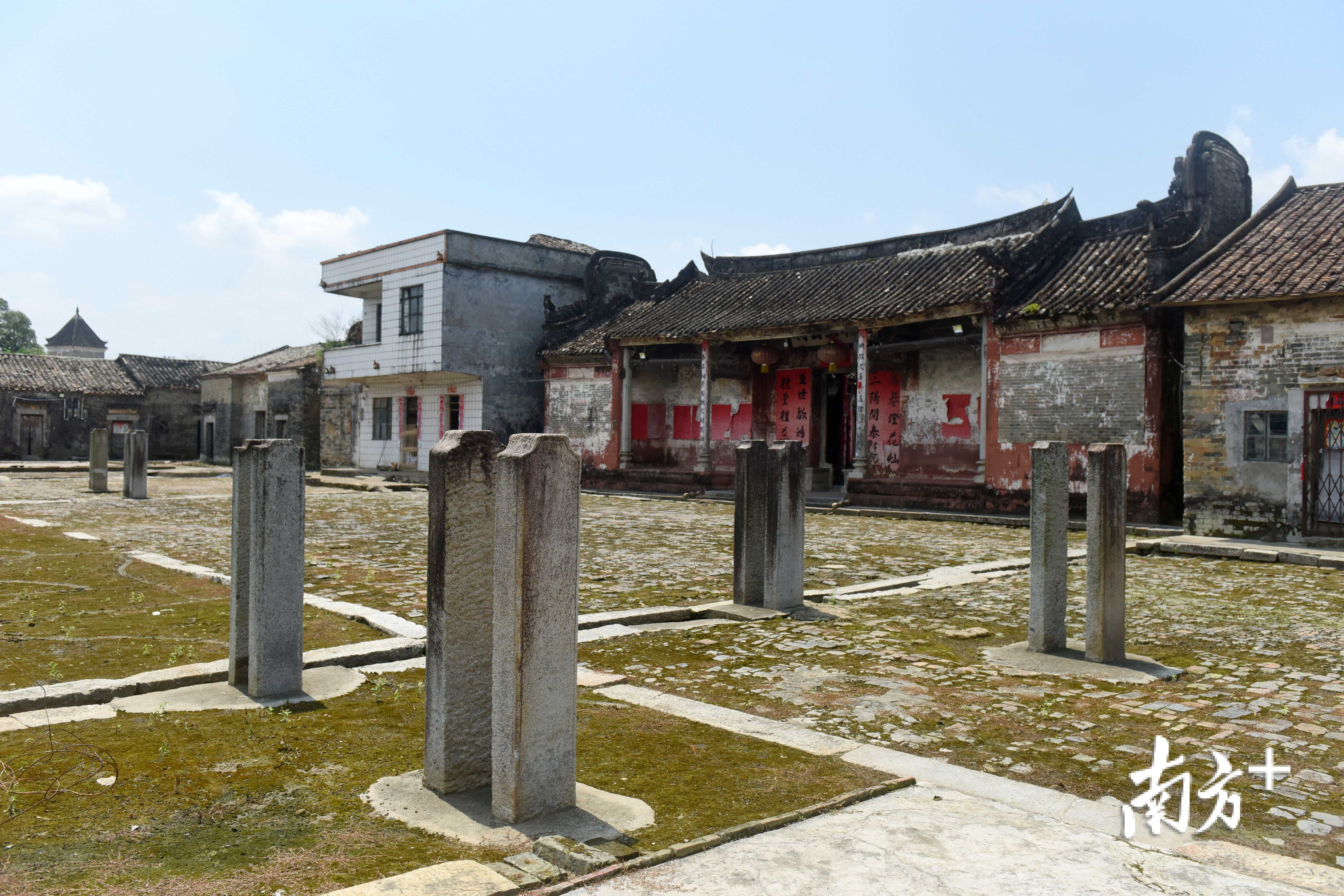 古村内众多的功名碑记录曾经的辉煌。