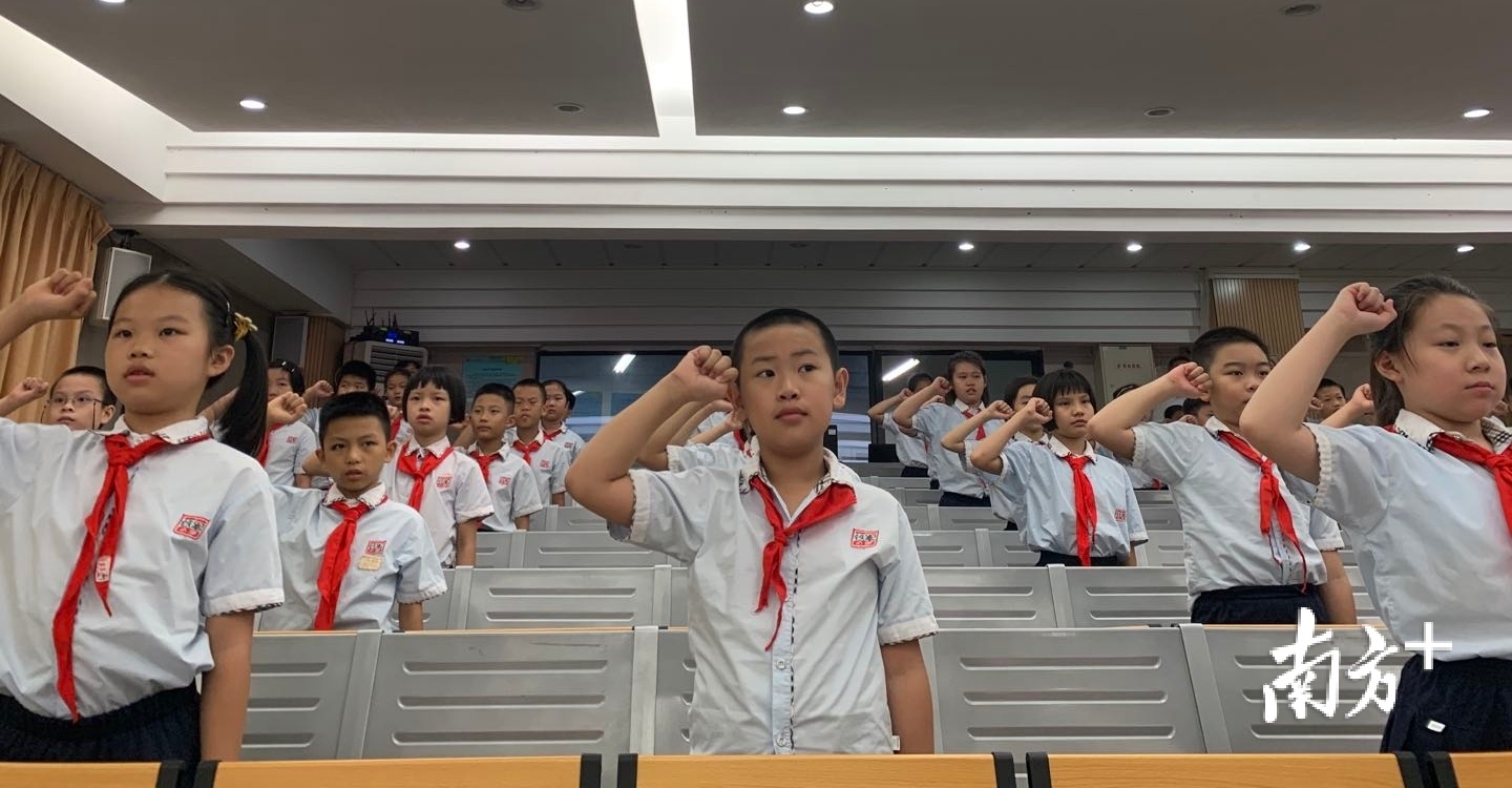 铁军学子宣读誓词。王蓓蓓摄