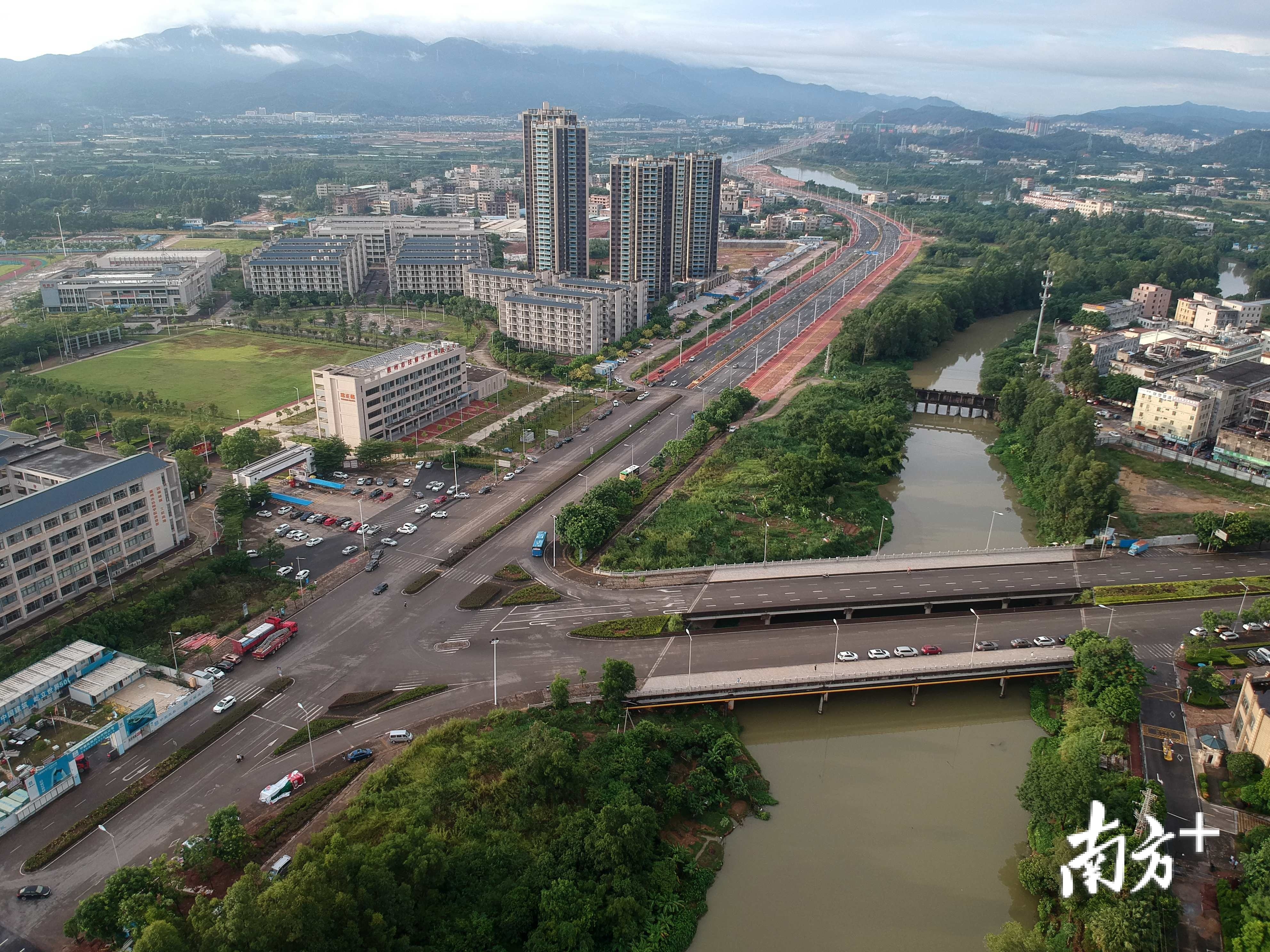 小金河大道与纬二路路口。南方日报记者 梁维春 摄