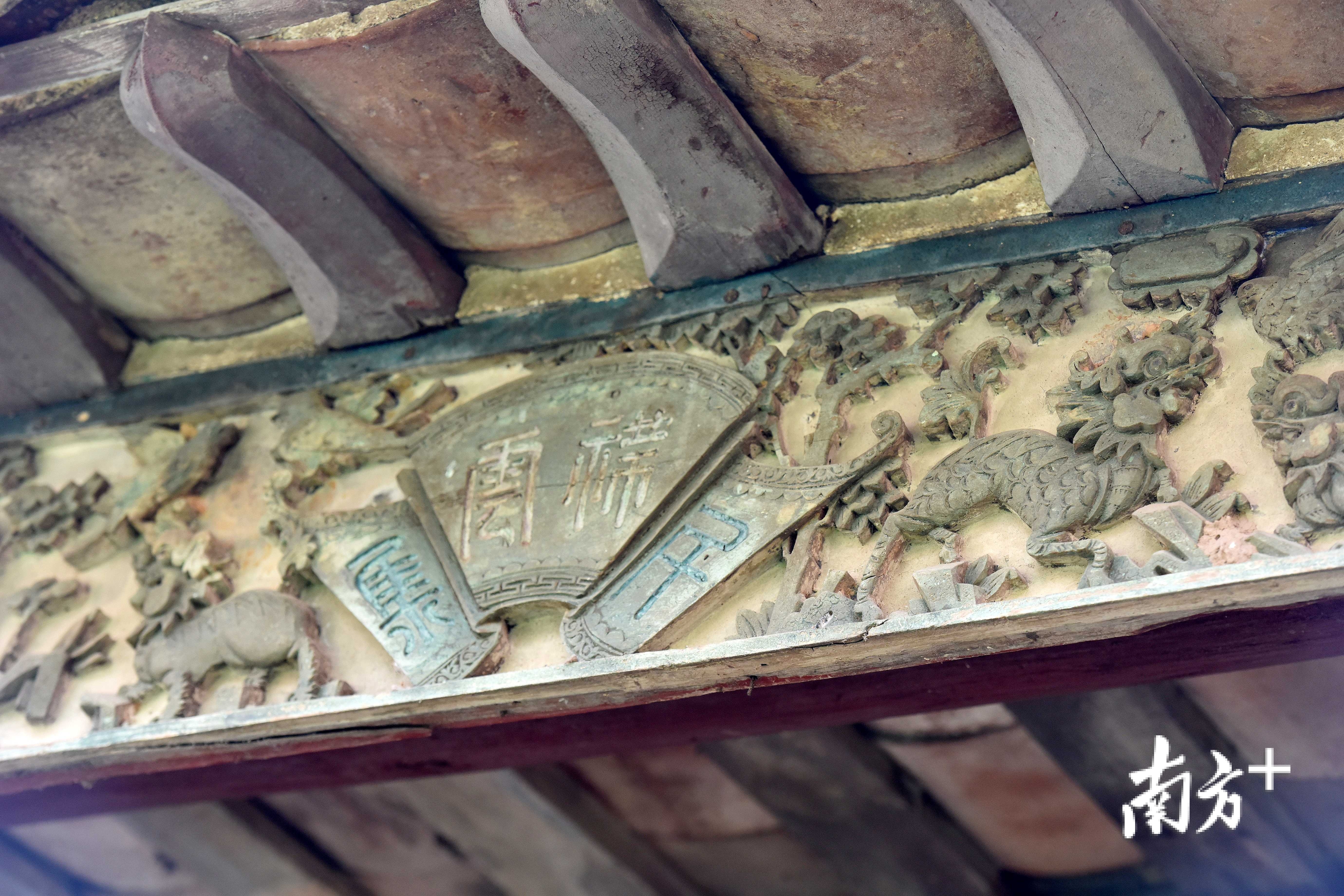 古村的祠堂上精美的木雕。