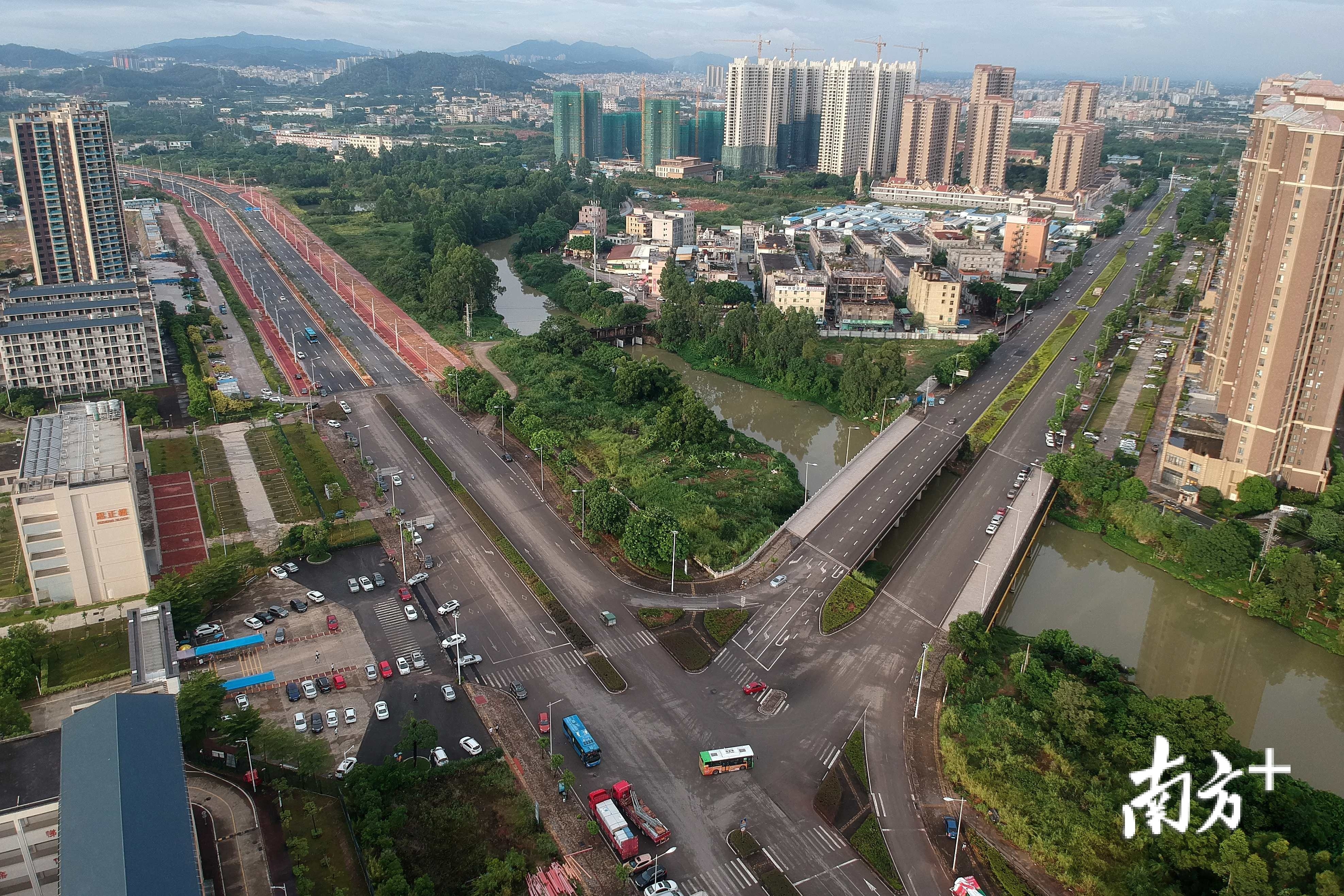 小金河大道与纬二路路口。南方日报记者 梁维春 摄