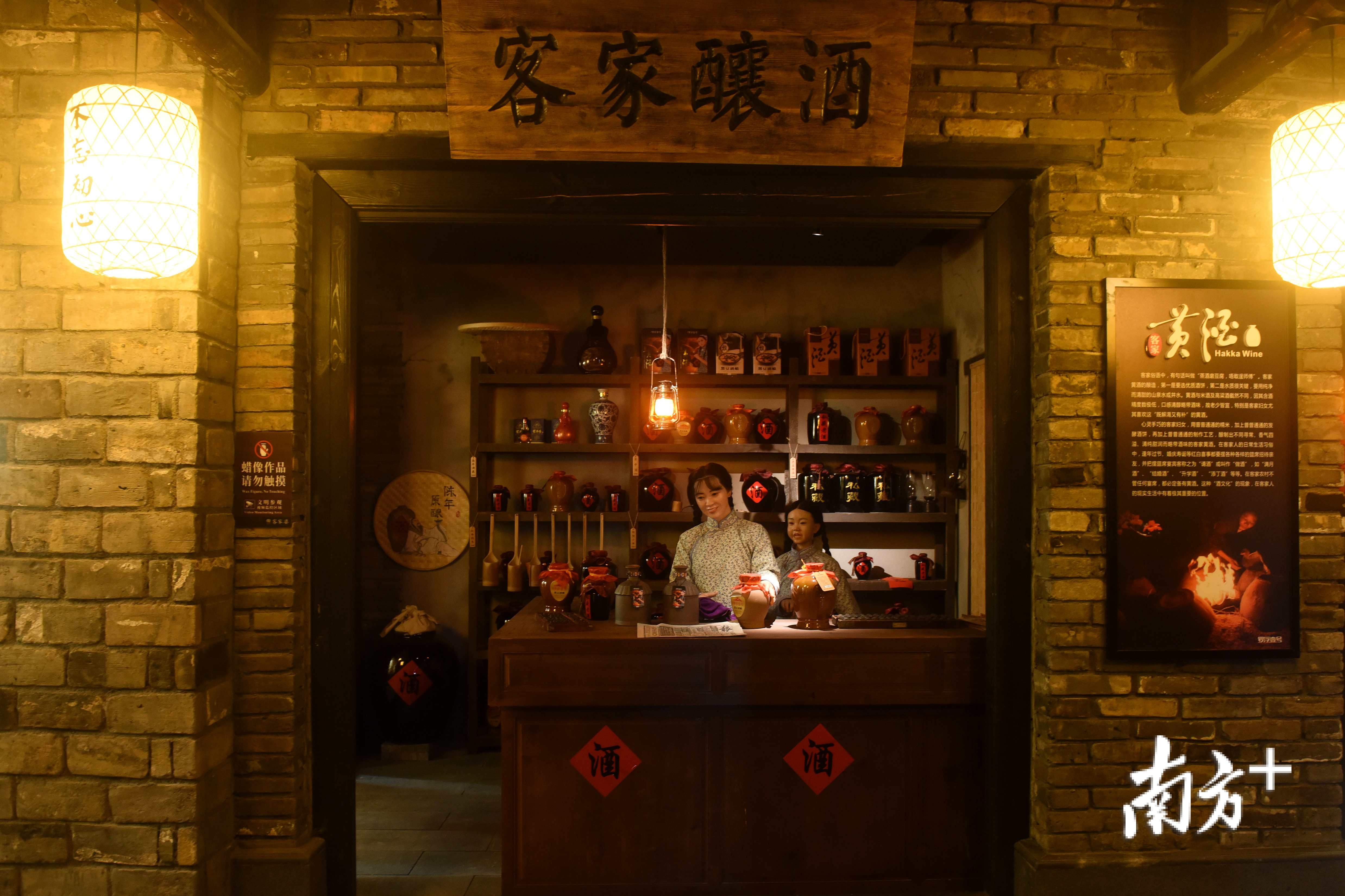 展示馆内通过雕塑与传统物品展示客家风土民情 南方日报记者 梁维春 摄