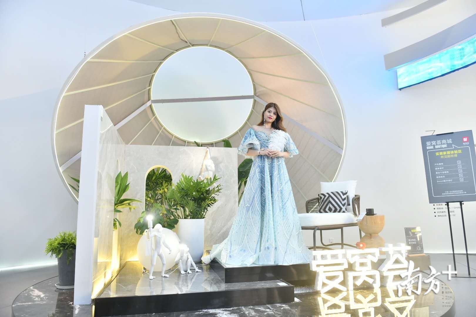 冠珠陶瓷展厅创新打造岩板应用场景，力求互联网平台销售实现未来所见即所得。
