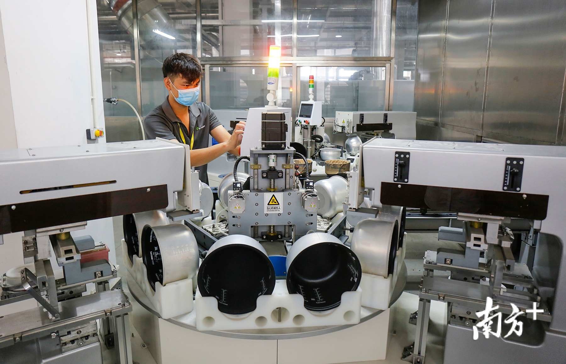 伊莱特智能家电制造基地生产线。